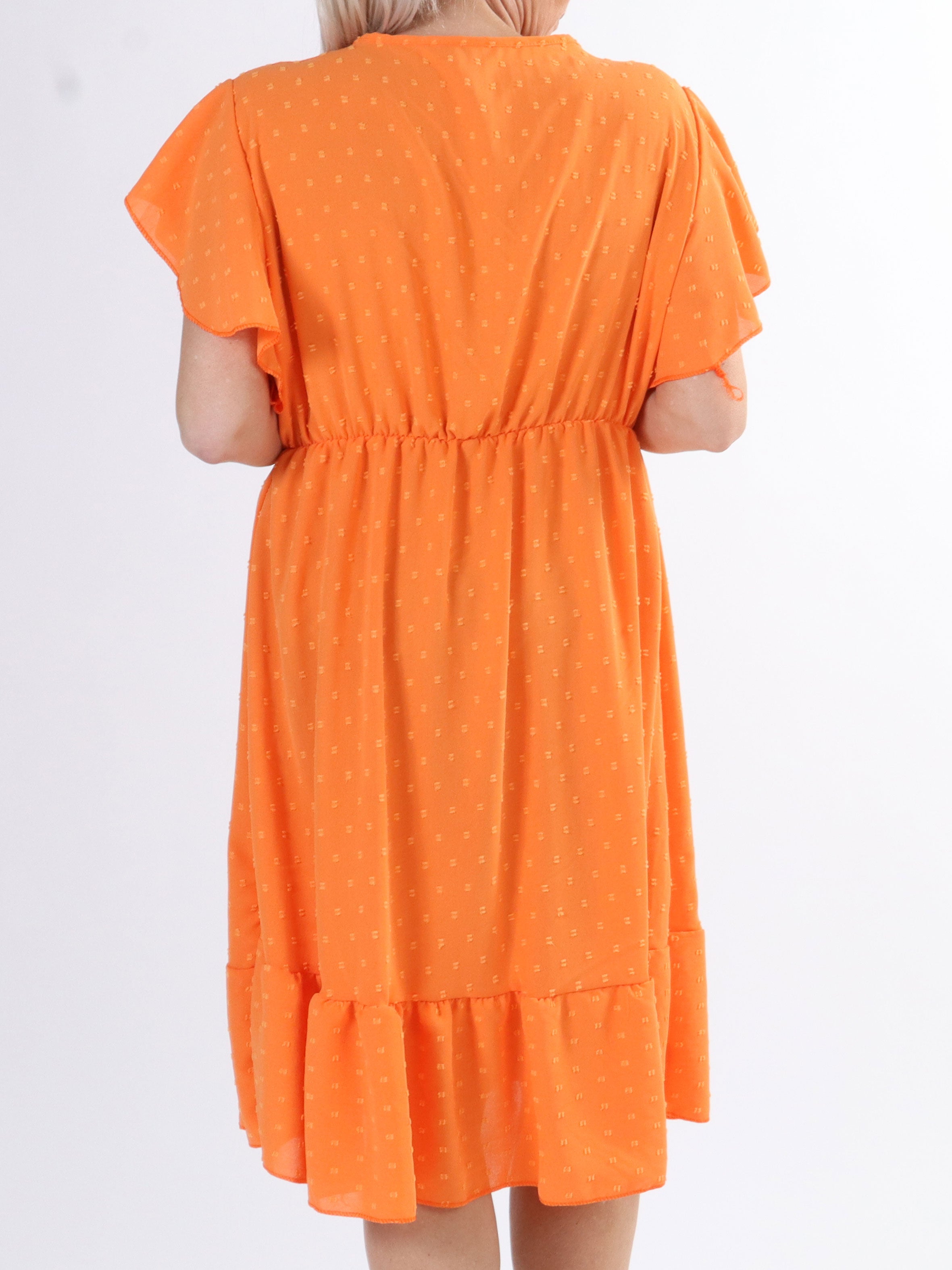 Vanilla - Plus size kjole med prikket detaljer og flæseærmer